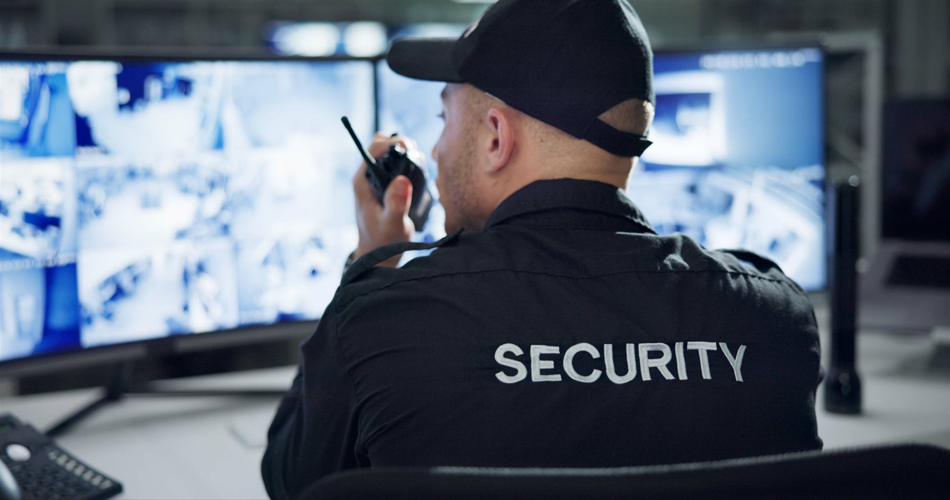 Dispečer ostrahy RA + spol. s vysílačkou u monitorů
